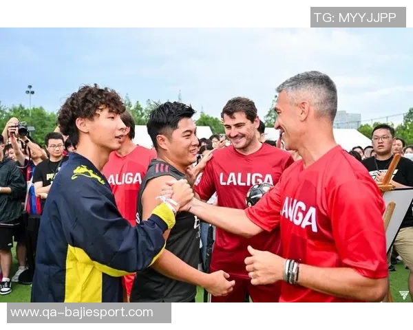 卡西与足球传奇同框出席世界杯抽签活动引发热议